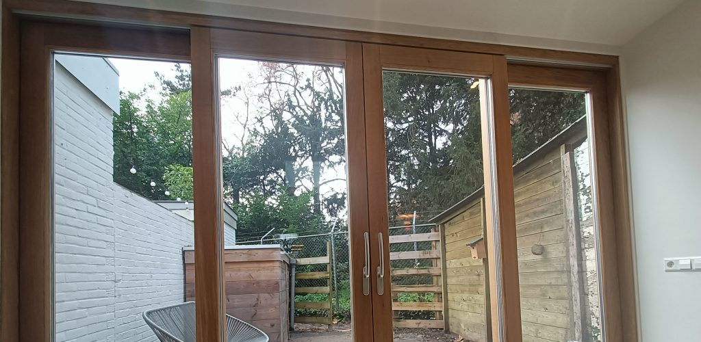 Eiken schuifpui met roedes, uitzicht op de ommuurde tuin